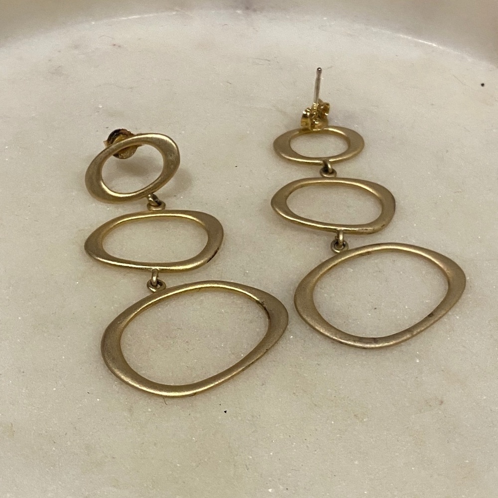 Stunning sold tone dangle earrings